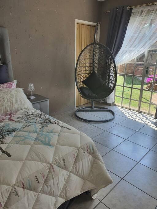 Apartmán Funky Dot Sleeping Spot Kempton Park Exteriér fotografie