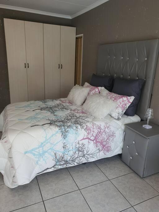 Apartmán Funky Dot Sleeping Spot Kempton Park Exteriér fotografie