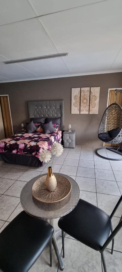 Apartmán Funky Dot Sleeping Spot Kempton Park Exteriér fotografie